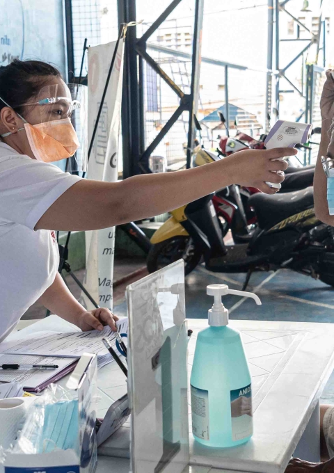 MSF staff checking the temperature of Tony, 69, at MSF TB mobile site, Tondo, Manila, Philippines, March 2023