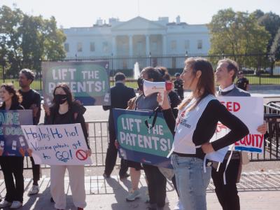 On November 10, MSF held a demonstration in front of the White House in Washington, DC, calling on the Biden administration—which gave pharmaceutical corporations billions of US  taxpayer dollars to develop COVID-19 vaccines—to do more to ensure global vaccine equity.