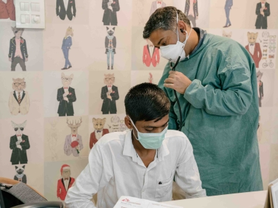 Dr Samsuddin Khan performs physical exam of Deepak Sabhash Shegar, a person living with DR-TB, at MSF DR-TB clinic, Chembur, Mumbai, India, 2022