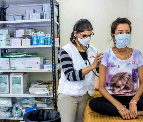 MSF Doctor Joan providing a consultation to Nischaya, an XDR-TB patient, in the MSF clinic in Mumbai.